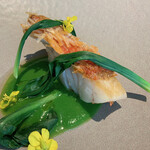 プレヴナンス - 金目鯛の松かさ焼き　行者にんにく　浅利ソース 金目鯛の松かさ焼きとはめずらしい。鱗がしっかりしています。 そら豆？とあさりのソースが色鮮やか。 身がふっくらとしていました。