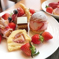 アトモス･イタリアンダイニング - マリトッツオから時計回りでクラフティ、ロングシュークリーム、シャルロットケーキ、真ん中オペラ