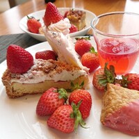 アトモス･イタリアンダイニング - ゼリーから時計回りでパイ、クランブル焼きタルト、ショートケーキ