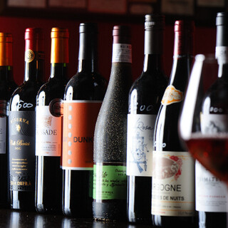 世界各国的葡萄酒约有100种!一杯700日元起~