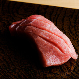新鮮な時季のネタと赤酢のシャリによる”江戸前鮨”に舌鼓