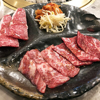 川崎名物 炭火焼肉 食道園 - お肉の見ためは良い感じ。ナムルとキムチ、スープが美味しかったのは見逃せません