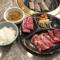 川崎名物 炭火焼肉 食道園 - 焼肉ランチ1,200円（ごはん半分）。お肉は肩バラ焼きしゃぶ、カルビ、ロース。ライス、スープはおかわり無料になっていました