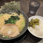 Ichigaya - 豚骨ラーメン（塩）　760円→600円
                        食べ放題ライス　無料