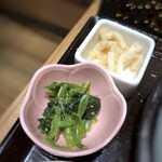 とんかつ 伊達かつ - ◆付け合わせの「ほうれん草ナムル」がいいお味。大根漬けもごはんのいいおともに。