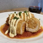 MEAT BAR GIRASOL - 当店の名物！鶏胸肉の中にトマトリゾットとモッツァレラチーズを入れ、サクサクのパン粉でじっくりと上げている当店名物料理