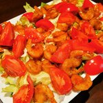 貸切PARTY&BAR QUEENS shibuya udagawa - PARTY料理　エビとトマトのチリソースサラダ