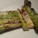 オビオビ - アスパラ炭焼き～ブラックオリーブのディップで（520円）。