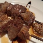 オビオビ - イベリコ豚串～リンゴのソース～（280×2）。