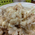 ラーメン二郎 - ほぐし豚の欠片も垣間見える