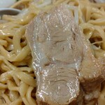 ラーメン二郎 - 豚も小さいながら柔らくて味最高なんです