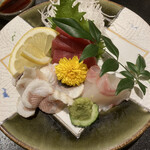 うなぎ四代目菊川 東京駅黒塀横丁店 - 弾力のある湯引きと鮮魚