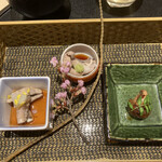 うなぎ四代目菊川 東京駅黒塀横丁店 - わさび醤油、ポン酢、蒲焼と大振りの肝が楽しめる