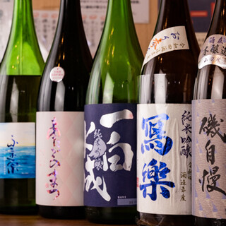 A wide variety of drinks including seasonal sake purchased from all over the country