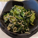 夢処 漁師めし 雑魚や - 大根のつまみ菜としらすの和え物。おばんざいの一種らしいです。ほろ苦くて大人の味。レシピ知りたい。