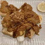 Warung BALI Sayang - バタゴール上から。魚の団子の揚げ物と豆腐の揚げ物にピーナッツのソースをかけたもの