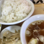 中華太朗 - おかわり無料のライスとスープ