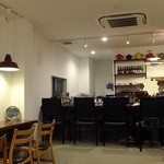 ELK KAFFE - とってもオシャレな店内ですね♪爽やかな店内にアクセントとなる鮮やか色が活きてます♪