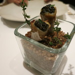 フロリレージュ - じゃがいもを蕎麦の実を薄くしたガレットで巻いて、上にキャビア。蕎麦の実に差してある。