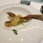 フロリレージュ - 鮎の骨をカリッと揚げて、野菜をエスカベッシュ風にマリネにして乗せてある。