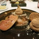 フロリレージュ - フォアグラのソテーと、横にヘーゼルナッツのメレンゲを置いて。フォアグラとメレンゲを一緒に頂く料理。