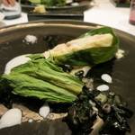 フロリレージュ - 笹の葉に包んだ、蒸したヒラメ。そこに乾燥させたロメインレタスをかぶせて。レモンをいれたクリームソースとイカスミであえた小いかを横に。