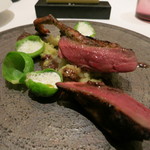 フロリレージュ - はとの網焼き。内臓のソースで炒めた玉ねぎを下に。蒸した芽キャベツを添えて。