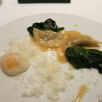 フロリレージュ - はとの肉をつめたラビオリ。カルボナーラ仕立てにしてほうれん草と半熟玉子を添えて。