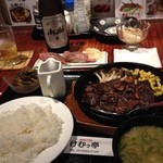 けむっ亭 - ハラミステーキ定食（手前）と炙り霜降り和牛握り（奥）