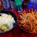 家系総本山 吉村家 - 私のお約束の生姜乗せ　辛味葱も追加