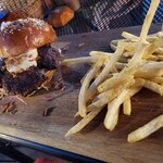 ザ・ドランケン・ダック - ポテトと一緒に木のトレーで、出てきます