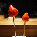 薪鳥新神戸 - 苺の果実飴（左：あまおう、右：とちおとめ）