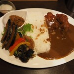 201587282 - 牛タンキーマ&牛すじカレー相盛り + ライスLLサイズ + 鳥唐揚げ × 2 + カボチャ + 温玉