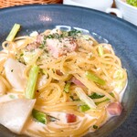 リグノーサカフェ - 厚切りベーコンとローストした蕪のクリームソースパスタ