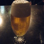 バーレモンハート - 『どんなグラスでも手に持たずカウンターに置く、最初は勢いよくボトルを傾ける。ここで細かい泡を立たせ、これが落ち着くまで待つ。
２度目はそっと泡を押し上げるつもりで静かに注ぎ足していく…