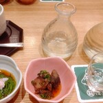 Sushi Hana - お酒には小鉢２種類付き