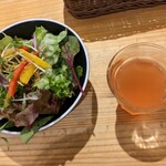Yamamoto No Hambagu - 小さい野菜ジュースとサラダ