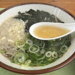 Sankaku chiya toyokichi udon - 鰹節ベースの出汁にわかめの風味がかなりいい