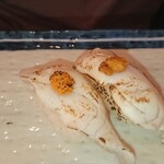 磯丸水産 - 鯛と雲丹の寿司(炙り)わさび抜き