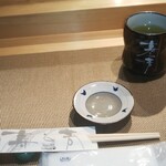 寿し芳 - 定位置の左側のすみっコカウンター前。