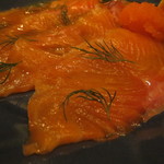 Ata - スウェーデン産の生スモークサーモン、ロイロムを添えて2