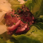 Ata - 鮪のうなじ、ほっぺ、あご チーズと一緒にサンチュ風に包んで2