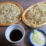 手打そば　いしやま - 左が､十割(生粉打ち)