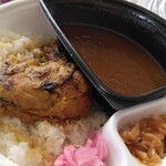 すき家 - カレー弁当490円（税込）＋ホロホロチキン200円（税込）