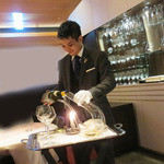 レストラン ラ フィネス - デキャンタージュ中のレオナたん