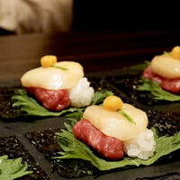 焼肉うしごろ 銀座並木通り店 - 北海道産帆立と牛の手巻き　生からすみ添え