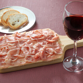 気軽に楽しめるグラスワインに、オススメのボトルワインも用意