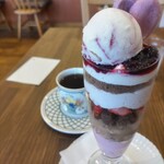 クリクリ - ベリーベリーティラミスパフェ¥1100(〜2023.4.17)