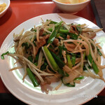 中国料理 向来  - レバーが、小さく薄い。モヤシ、ニラ炒めと言っても過言ではない。950円。