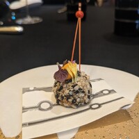 ガストロノミー ジョエル・ロブション - フムスの入ったフリット。とろ～っととろけます。パプリカのソースも自然に甘くて美味しい！